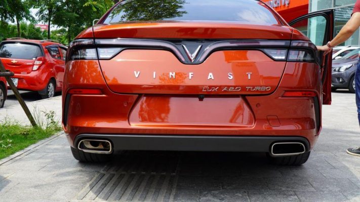 đuôi xe vinfast lux a2.0 màu cam